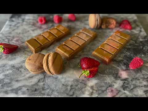 Spiced Chocolate Macaroon scented soy snpabat wax melts laid on a marble board surrounded by chocolate almond macaroons and strawberries